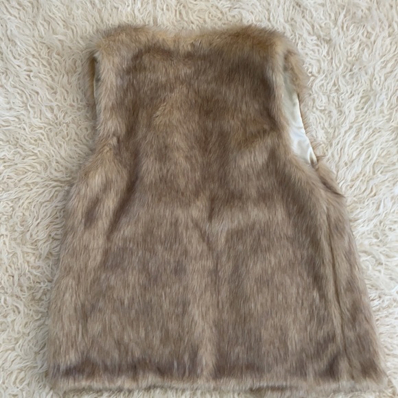 Universal Thread Faux Fur Vest with pockets - Picture 4 of 4